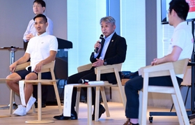 兵庫県や神戸市を舞台とした自転車レースの可能性について語る片山右京・ジャパンサイクルリーグチェアマン＝神戸市中央区のアンカー神戸（撮影・中西幸大）