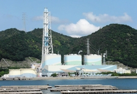 １、３号機が廃止される関西電力相生発電所。中央の四角い建屋が左から１、２、３号機（関電提供）