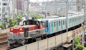 ディーゼル機関車にけん引されて運ばれる西武鉄道（埼玉県）の西武４００００系電車＝ＪＲ元町駅北側歩道橋から撮影（提供写真）