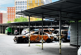 ミサイルの爆撃を受けた駐車場。船越さんの実家から歩いて数分の距離にある＝５月、ウクライナ南部オデッサ（船越さん提供）