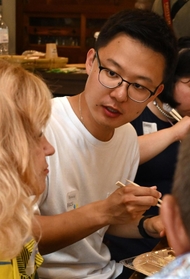 ウクライナで生まれ育った船越勇貴さん。避難民と住民の交流会では通訳を務めた＝７月、神戸市東灘区魚崎北町４（撮影・坂井萌香）