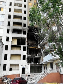 ミサイルの爆撃を受けた建物。船越さんの実家から歩いて数分の距離にある＝５月、ウクライナ南部オデッサ（船越さん提供）