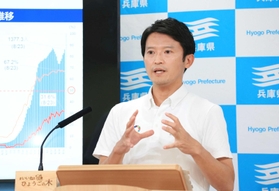 感染者数の全数把握の見直しについて、会見で見解を述べる兵庫県の斎藤元彦知事＝２４日午後、兵庫県庁（撮影・吉田敦史）