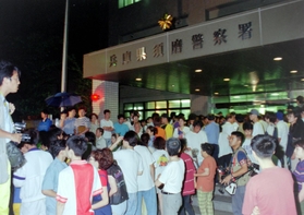 「少年Ａ」逮捕の一報を受け、捜査本部があった須磨署の前に集まった人々＝１９９７年６月２８日