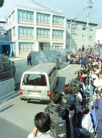 少年審判のため神戸家裁に入る「少年Ａ」を乗せたワゴン車＝１９９７年１０月１７日、神戸市兵庫区