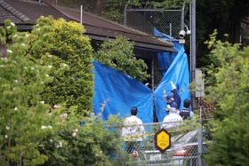 神戸山口組組長の自宅を狙ったとみられる発砲事件で、現場付近を調べる捜査員ら＝２０２２年６月、神戸市北区
