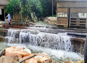 大雨で水があふれる現場＝８月２１日、石川県小松市（被災地ＮＧＯ恊働センター提供）
