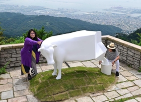 「ｋａｍｍｙ＋ＯＫ！」による作品「六甲山の乳搾り」。美しい眺望とともに鑑賞できる＝神戸市灘区六甲山町、六甲ガーデンテラス（撮影・中西幸大）