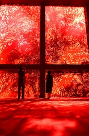 安藤忠雄氏が設計した風の教会で、大巻伸嗣氏がガラスに絵画を施した作品＝神戸市灘区六甲山町（撮影・中西幸大）