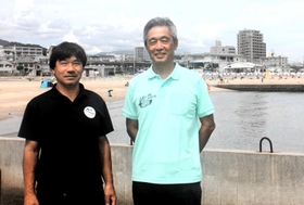 須磨海岸の環境改善に取り組む須磨里海の会の吉田裕之会長（右）と森本明さん＝神戸市須磨区須磨浦通６