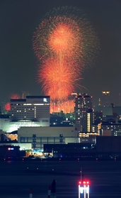 大阪の夜空を彩る「なにわ淀川花火大会」。神戸からも遠望できた＝２７日夜、神戸市中央区東川崎町１から撮影（写真３枚を比較明合成）