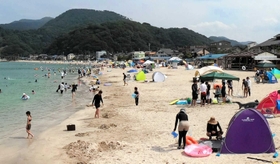 久々に多くの人でにぎわった竹野浜海水浴場＝８日、豊岡市竹野町竹野（撮影・丸山桃奈）