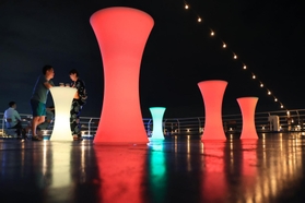 港の夜景に光の演出が映える甲板で楽しめるビアガーデン＝神戸市中央区の中突堤