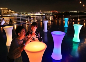 港の夜景に光の演出が映える甲板で楽しめるビアガーデン＝神戸市中央区の中突堤