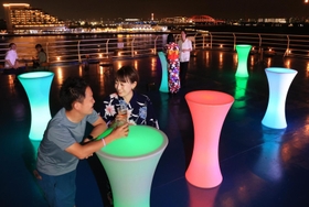港の夜景に光の演出が映える甲板で楽しめるビアガーデン＝神戸市中央区の中突堤