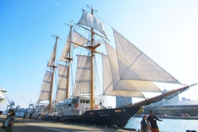 乗船体験への参加を募っている帆船「みらいへ」（神戸市提供）