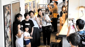 最終日の館内で記念撮影をする来館者ら＝豊岡市元町