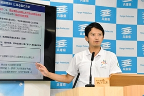 新型コロナウイルスの対策本部会議後に会見する斎藤元彦・兵庫県知事＝３０日午後、神戸市中央区下山手通５、兵庫県庁