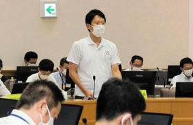 兵庫県新型コロナ対策本部会議であいさつする斎藤元彦知事＝兵庫県災害対策センター