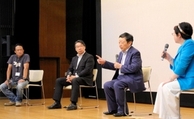 トークショーでいじめ自殺予防を訴える寺脇研さん（右から２人目）と前川喜平さん（同３人目）ら＝３０日午後、神戸市立須磨区文化センター