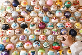 色も絵柄もさまざまな土鈴。完成までに１日かかるものも＝綱敷天満宮