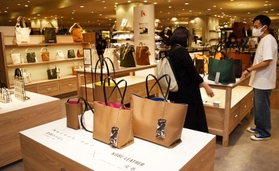 勢いのある若手職人らによる地場産業の産品が並ぶ＝神戸市中央区明石町