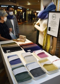 勢いのある若手職人らによる地場産業の産品が並ぶ＝神戸市中央区明石町