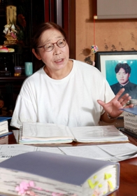 集団暴行事件で息子を失って２５年。長男聡至さんの遺影の前で話す高松由美子さん＝兵庫県稲美町印南（撮影・吉田敦史）