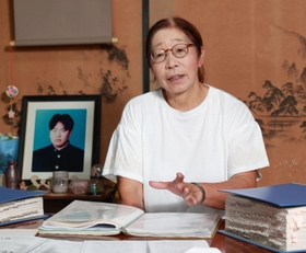 集団暴行事件で息子を失って２５年。長男聡至さんの遺影の前で話す高松由美子さん＝兵庫県稲美町印南（撮影・吉田敦史）
