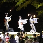 川辺で涼みながら楽しむ芸妓の踊り。関西の奥座敷ならではのもてなし＝神戸市北区有馬町
