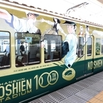 阪神甲子園球場１００周年を迎えるにあたり、運行されるラッピングトレイン。甲子園を舞台とする人気野球漫画のキャラクターたちが彩る＝１日午前、西宮市、阪神甲子園駅（撮影・長嶺麻子）