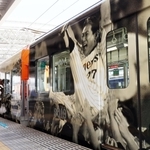  阪神甲子園球場１００周年を迎えるにあたり、運行されるラッピングトレイン。阪神タイガースをリーグ優勝に導いた星野仙一監督の姿も＝１日午前、西宮市、阪神甲子園駅（撮影・長嶺麻子）