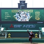 阪神甲子園球場が２０２４年に１００周年を迎えるにあたり、記念式典で投球モーションを披露する太田幸司さん＝１日午前、西宮市甲子園町、阪神甲子園球場（撮影・長嶺麻子）
