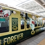 阪神甲子園球場１００周年に向けてムードを盛り上げるラッピング電車＝１日午前、西宮市甲子園七番町、阪神甲子園駅（撮影・長嶺麻子）