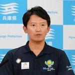 会見で質問に応じる斎藤元彦知事＝１日午前、神戸市中央区、兵庫県庁（撮影・秋山亮太）
