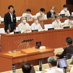 兵庫県議会定例会で就任後初めて答弁に立った斎藤元彦知事＝２０２１年９月２７日、県議会本会議場