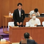 兵庫県議会定例会で就任後初めて答弁に立った斎藤元彦知事＝２０２１年９月２７日、県議会本会議場