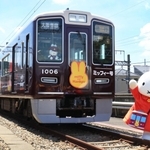 ラッピング電車の「ミッフィー号」をＰＲするミッフィー＝２日午後、宝塚市平井７、阪急電鉄平井車庫（撮影・斎藤雅志）