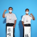 対戦が決まり、ガッツポーズする社の 後藤剣士朗主将（右）と県岐阜商の伊藤颯希主将＝３日午後、大阪市北区（代表撮影）