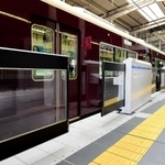 阪急神戸三宮駅に設置されているホーム柵＝神戸市中央区