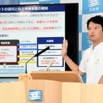 感染者の増加が続く中、自主療養制度の導入を説明する斎藤元彦知事＝３日午後、兵庫県庁