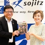 竹下景子さん（右）に漫画を手渡す藤本昌義社長＝東京都千代田区（撮影・永見将人）