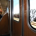 神戸線の車内をのぞき込むウサギのデザイン＝２日午後、阪急電鉄平井車庫（撮影・斎藤雅志）