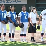 高校野球兵庫大会の記録員としてベンチ入りし、優勝後の号泣が話題となった社の藤本真央マネジャー（右から２人目）＝７月２８日、ほっともっとフィールド神戸（撮影・坂井萌香）