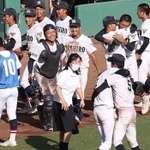 高校野球兵庫大会の記録員としてベンチ入りし、優勝後の号泣が話題となった社の藤本真央マネジャー（中央）＝７月２８日、ほっともっとフィールド神戸（撮影・小林良多）