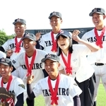 高校野球兵庫大会の記録員としてベンチ入りし、優勝後の号泣が話題となった社の藤本真央マネジャー（中段右端）＝７月２８日、ほっともっとフィールド神戸（撮影・小林良多）