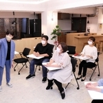 復学を支援するアソシアホイスコーレ神戸のスタッフら＝神戸市灘区山田町２