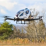 開発が進む「空飛ぶ車」。大阪・関西万博の関連イベントでは無人ながらデモフライトも披露された＝尼崎市内