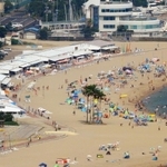 ２０１３年の夏、海岸沿いにずらりと並んだ海の家＝神戸市須磨区