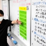 専用施設を運営する梨本浩士さん。お年寄りの健康につながるよう工夫を重ねている＝神戸市中央区古湊通１